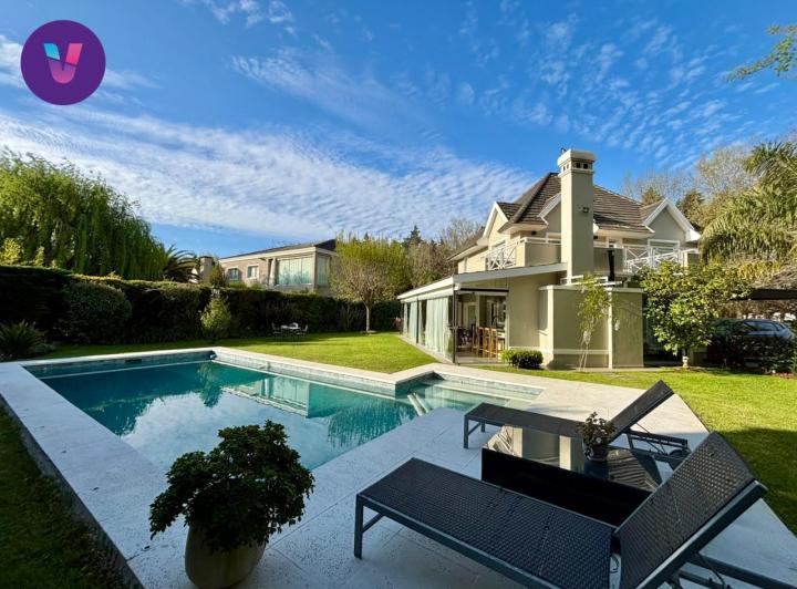Casa · 235m² · 5 Ambientes · 2 Cocheras