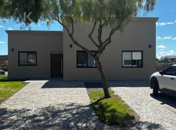Casa · 105m² · 4 Ambientes · 2 Cocheras · Casa de 4 Ambientes en Venta - Barrio San Ramiro, Pilar del Este