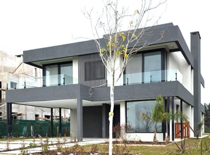 Casa · 403m² · 7 Ambientes · 2 Cocheras