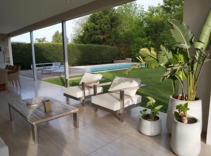 Casa · 320m² · 6 Ambientes · 2 Cocheras