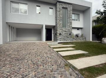 Casa · 320m² · 5 Ambientes · Propiedad en 2 Plantas con Ubicación Central Dentro del Barrio y Amplio Parque!