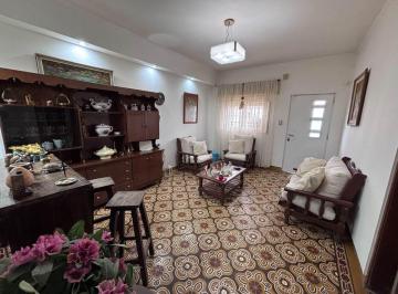 Casa · 147m² · 3 Ambientes · 1 Cochera · Casa en Venta con Patio Verde en Pergamino