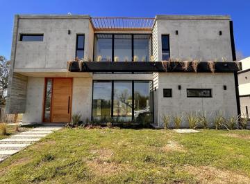 Casa · 194m² · 4 Ambientes · 2 Cocheras · Casa en San Juan Chico