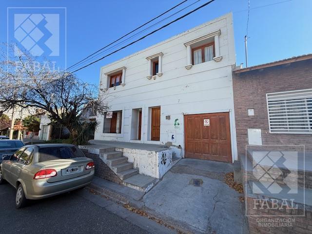 Casa · 275m² · 8 Ambientes · 1 Cochera
