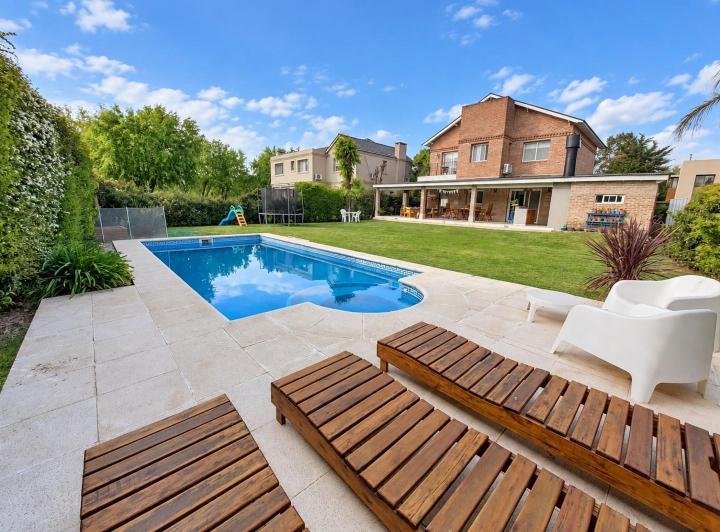 Casa · 260m² · 5 Ambientes · 1 Cochera