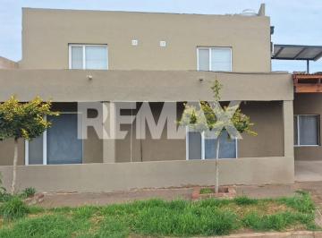 Casa · 132m² · 5 Ambientes · 1 Cochera · Casa en Venta, 4 Dormis + Quincho en Villa Manzano