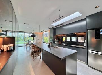 Casa · 223m² · 5 Ambientes · 1 Cochera · Casa en Venta en Lote Interno en Carpinchos Nordelta