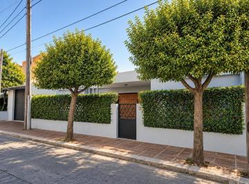 Casa · 300m² · 5 Ambientes · 3 Cocheras · Casa de 3 Dorm. en Alto Alberdi con Pileta