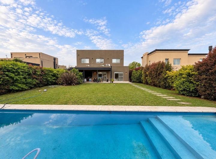 Casa · 140m² · 4 Ambientes · 2 Cocheras