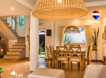 Casa · 160m² · 5 Ambientes · 1 Cochera · Venta Casa con Pileta El Huaico con Escritura