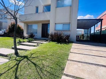 Casa · 220m² · 4 Ambientes · 2 Cocheras · Casa en Alq. Temporario en Castaños, Nordelta, Tigre