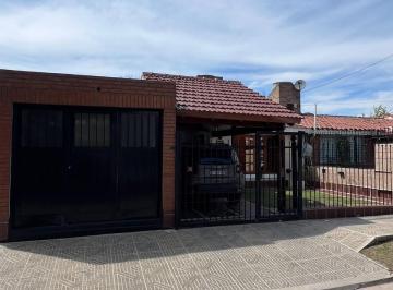 Casa · 130m² · 6 Ambientes · 2 Cocheras · Venta, Casa de 2 Dorm. Escritura.
