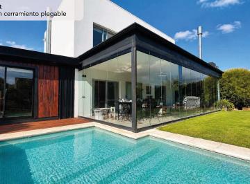 Casa · 210m² · 5 Ambientes · 4 Cocheras · Casa en Venta
