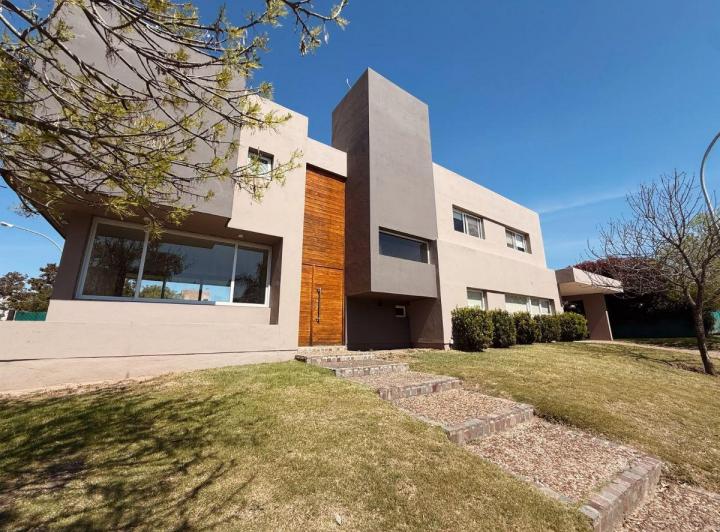 Casa · 260m² · 6 Ambientes · 2 Cocheras