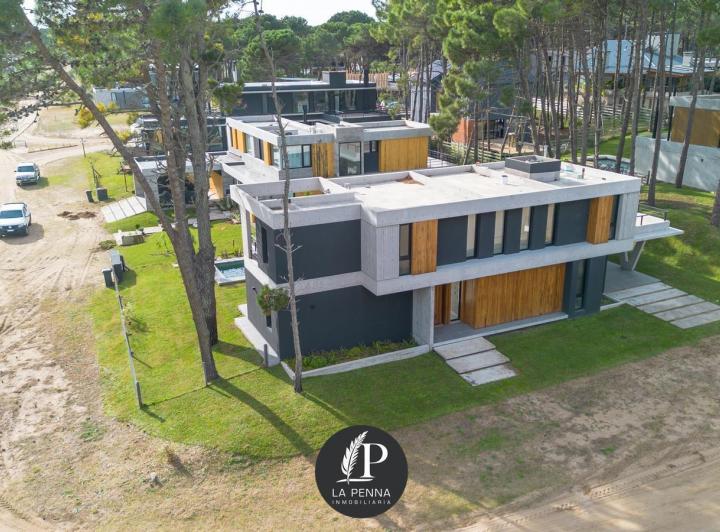 Casa · 187m² · 5 Ambientes · 2 Cocheras