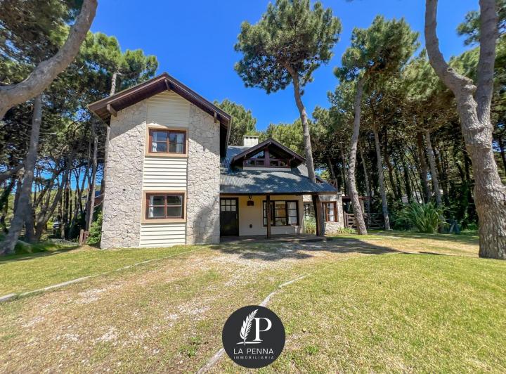 Casa · 210m² · 6 Ambientes · 1 Cochera