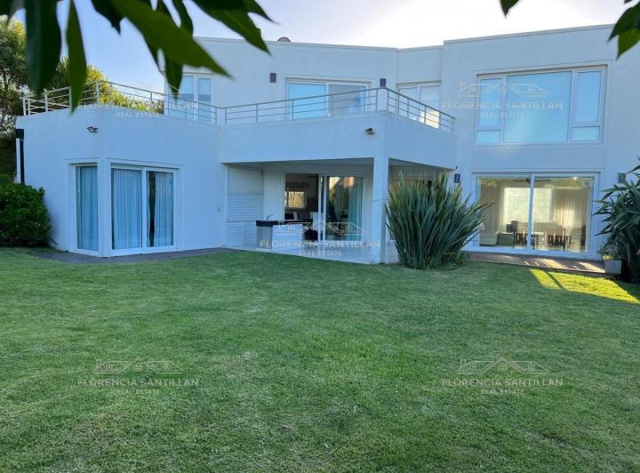 Casa · 260m² · 4 Ambientes · 1 Cochera