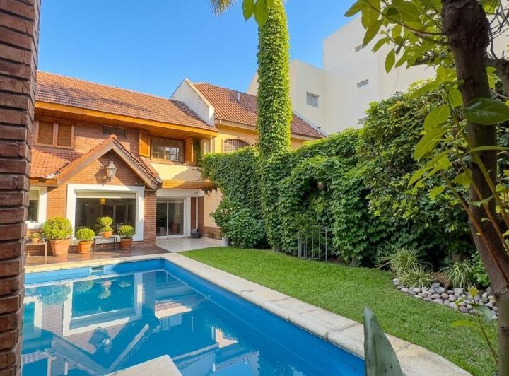Casa · 233m² · 5 Ambientes · 2 Cocheras