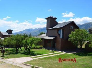 Casa · 91m² · 4 Ambientes · 1 Cochera · Chalet en Las Cascadas, Carpintería, San Luis