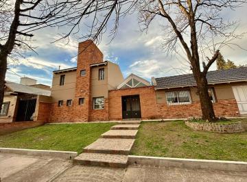 Casa · 215m² · 4 Ambientes · 2 Cocheras · Casa en Venta 4 Dorm Pinares de Claret - Pileta