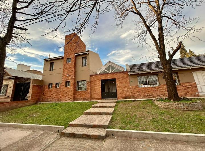 Casa · 215m² · 4 Ambientes · 2 Cocheras
