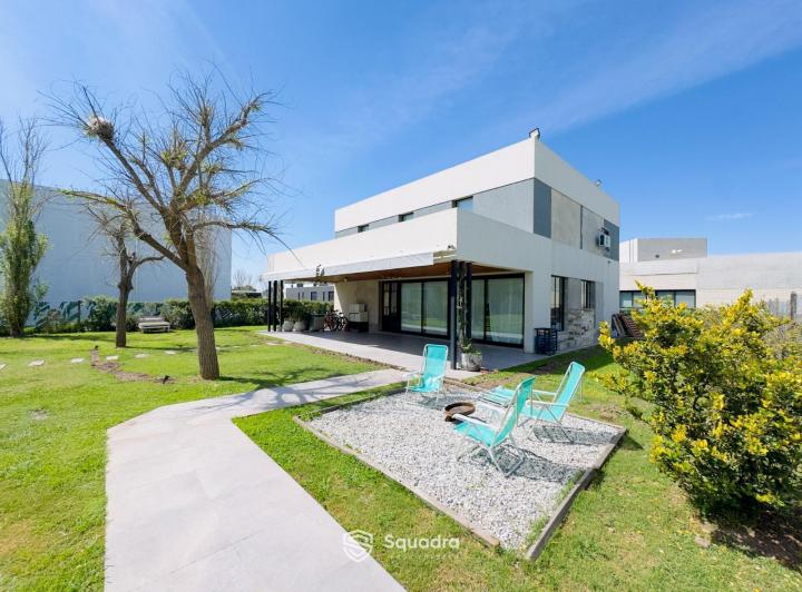 Casa · 164m² · 4 Ambientes · 2 Cocheras