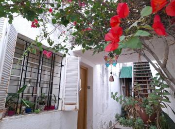 Casa de 4 ambientes, Córdoba · Vendo Casa 2 Dormitorio, con Patio, Aceptan Mascotas, Sin Expensas, Av Castro Barros 1000