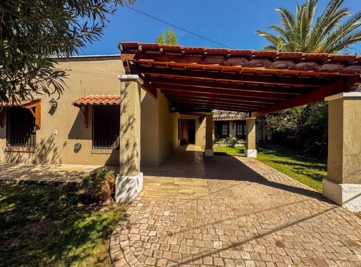 Casa · 240m² · 8 Ambientes · 2 Cocheras