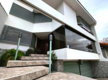 Casa · 250m² · 7 Ambientes · 2 Cocheras · Casa de Categoría en Dorrego Guaymallén | 4 Dorm. y Cochera Doble | Apto Profesional/comercial