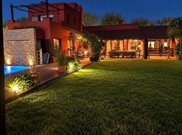 Casa · 160m² · 5 Ambientes · 2 Cocheras · Casa de 5 Ambientes, Excelente Estado!