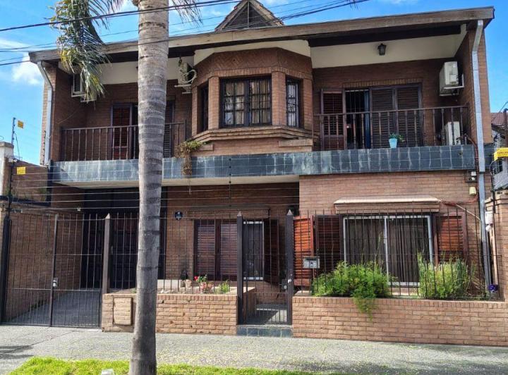 Casa · 200m² · 5 Ambientes · 1 Cochera