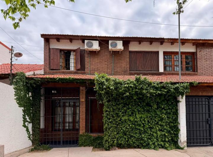 Casa · 135m² · 5 Ambientes · 1 Cochera