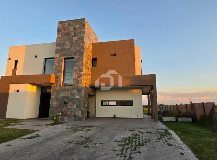 Casa · 216m² · 5 Ambientes · 2 Cocheras