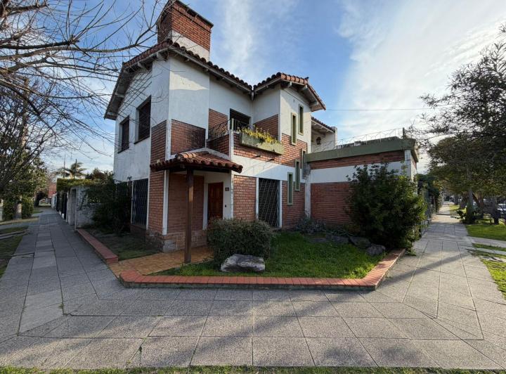 Casa · 189m² · 5 Ambientes · 2 Cocheras