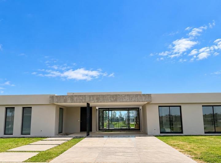 Casa · 259m² · 5 Ambientes · 2 Cocheras