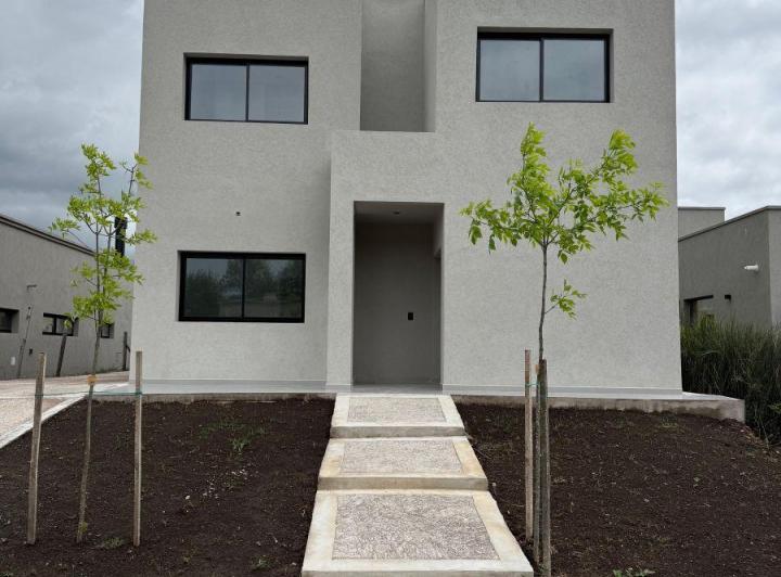 Casa · 251m² · 6 Ambientes · 2 Cocheras