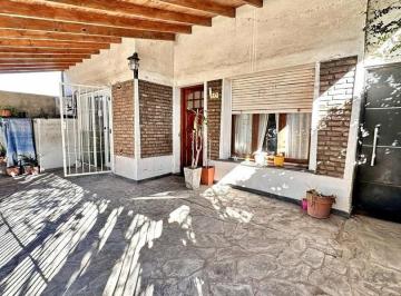 Casa · 110m² · 6 Ambientes · 1 Cochera · Casa en Villa Elisa