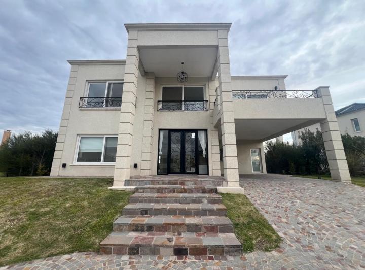 Casa · 930m² · 4 Ambientes