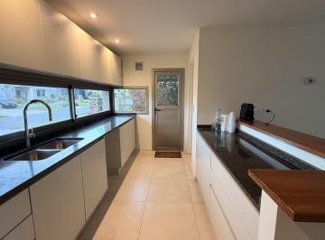 Casa · 195m² · 5 Ambientes · 4 Cocheras · Casa en Alquiler, 4 Dorm., en El Canton, Islas, Escobar