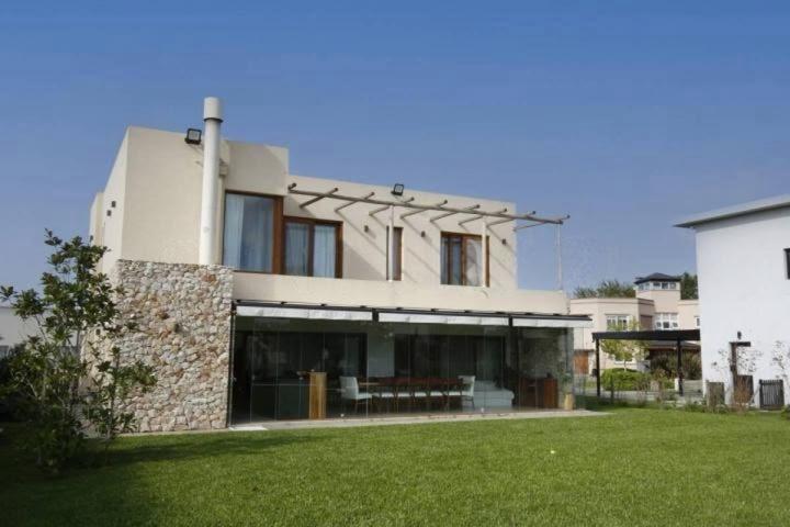 Casa · 250m² · 6 Ambientes · 2 Cocheras
