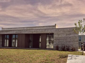 Casa · 180m² · 4 Ambientes · 1 Cochera · Venta Casa 4 Ambientes a Estrenar con Piscina Rumencó Joven
