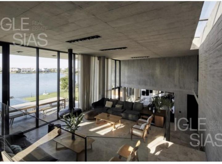 Casa · 600m² · 6 Ambientes · 4 Cocheras
