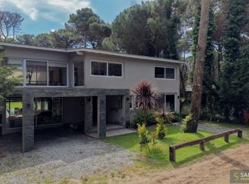 Casa de 5 ambientes, Cariló · Venta Casa Moderna en Cariló — 4 Dorm., Master Suite con Sauna, Quincho y Piscina Climatizada