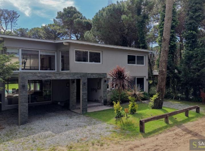 Casa · 398m² · 5 Ambientes · 1 Cochera