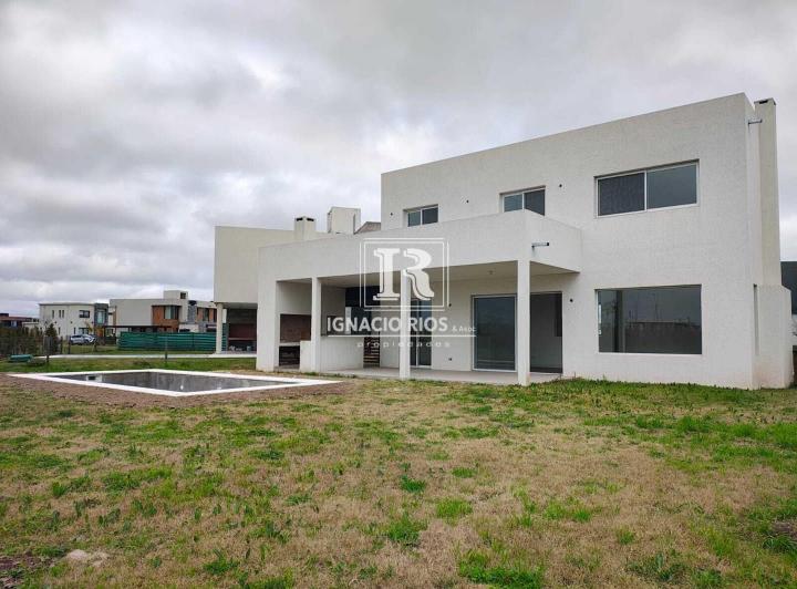 Casa · 162m² · 5 Ambientes · 4 Cocheras