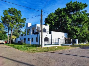Casa · 200m² · 4 Ambientes · 1 Cochera · Casa en Venta Rosario Fisherton - 3 Dorm. - Pileta