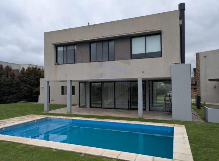 Casa · 250m² · 6 Ambientes · 4 Cocheras