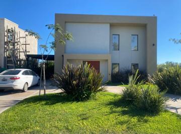 Casa · 136m² · 4 Ambientes · 1 Cochera · Venta Casa - 4 Amb - Santa Emilia - Pilar del Este