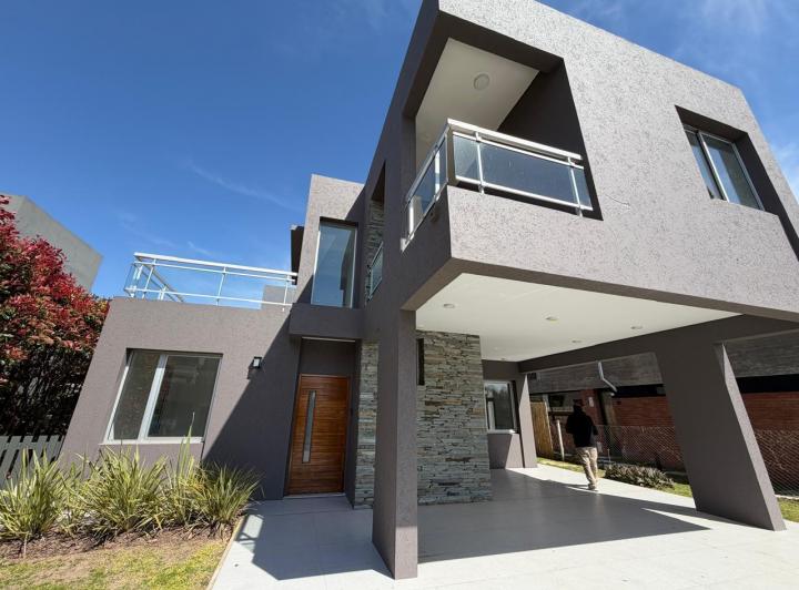 Casa · 230m² · 5 Ambientes · 4 Cocheras