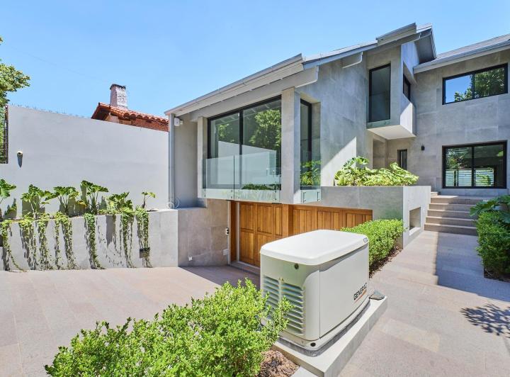 Casa · 244m² · 5 Ambientes · 4 Cocheras
